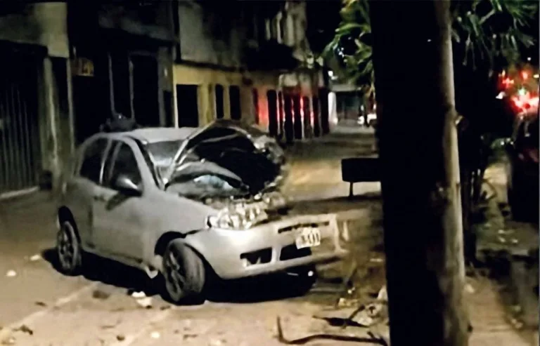 Accidente fatal en zona sur: un hombre falleció al chocar su vehículo contra dos casas