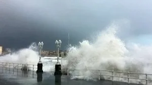 Ciclón extratropical azotó la costa atlántica bonaerense con olas de 7 metros y vientos de 80 km/h