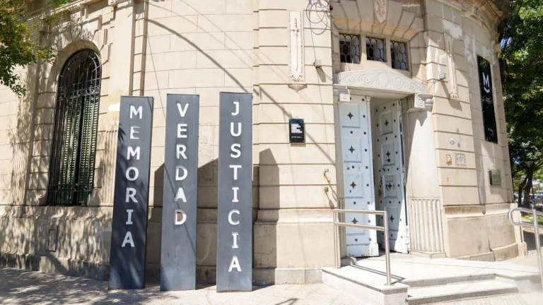 Condenaron a un abogado y a un policía por intentar extorsionar a un preso