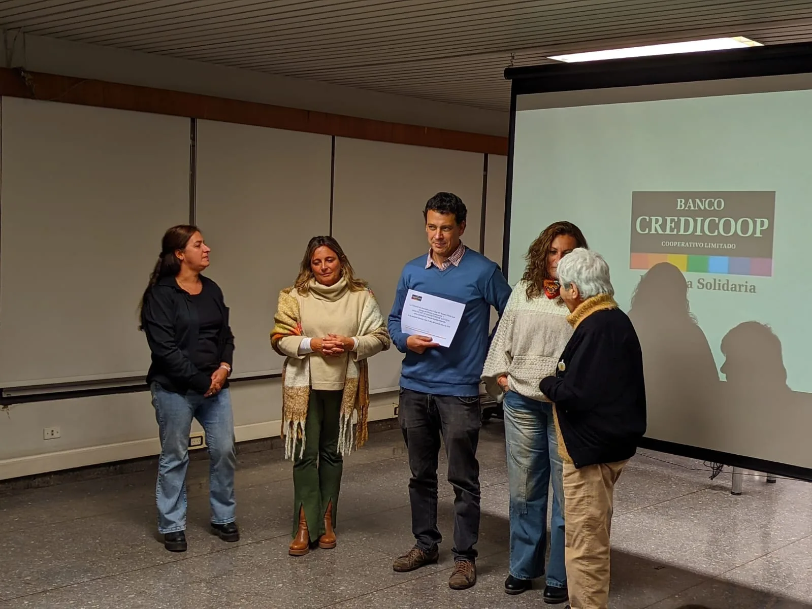 Credicoop otorgó ayuda a ONG que sostiene comedor para 400 niñas y niños en Ludueña