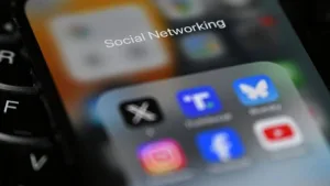 Médicos británicos comparan los peligros de las redes sociales en los jóvenes con los del tabaquismo