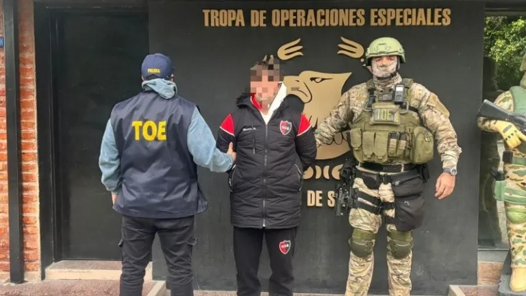 Dos detenidos por el incendio al auto de Facundo Guch en Bella Vista: uno es profesor de Newell's
