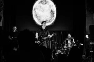 Un viaje sonoro y visual: Diego Wacker celebra el rock nacional en El Cairo
