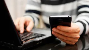 Digitalización y automatización en la picota laboral: estrés, hiperconectividad y riesgos psicosociales