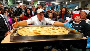 Argentina rompió un récord Guinness con la empanada más grande del mundo: superó por 10 kilos la marca anterior