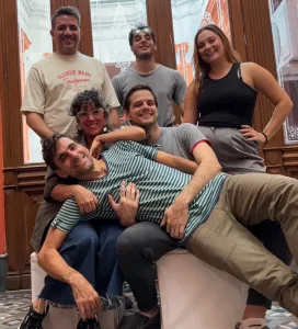 “El día que faltemos”: una obra teatral sobre lo que queda, sobre quiénes se quedan, y sobre la persistencia, “a pesar de todo” 