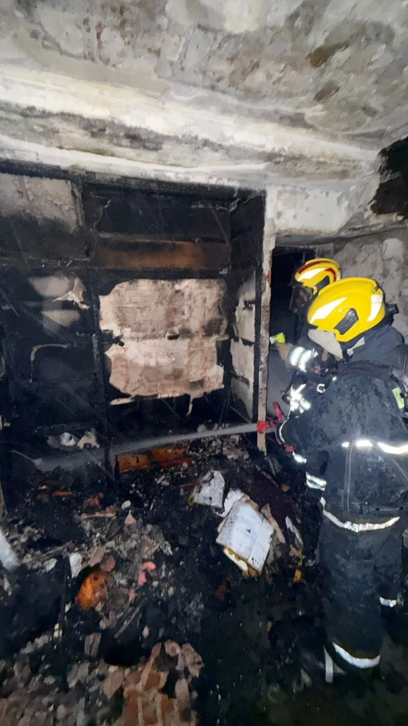 Un incendio consumió por completo una casa de pasillo en pleno centro de Rosario