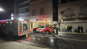 Un incendio consumió por completo una casa de pasillo en pleno centro de Rosario