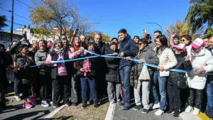 Con una celebración multitudinaria quedó inaugurada la remodelación integral de Av. Rouillón