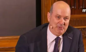 El insólito llanto de Sturzenegger para defender el ajuste de Milei: “Los jóvenes están volviendo a la Argentina”