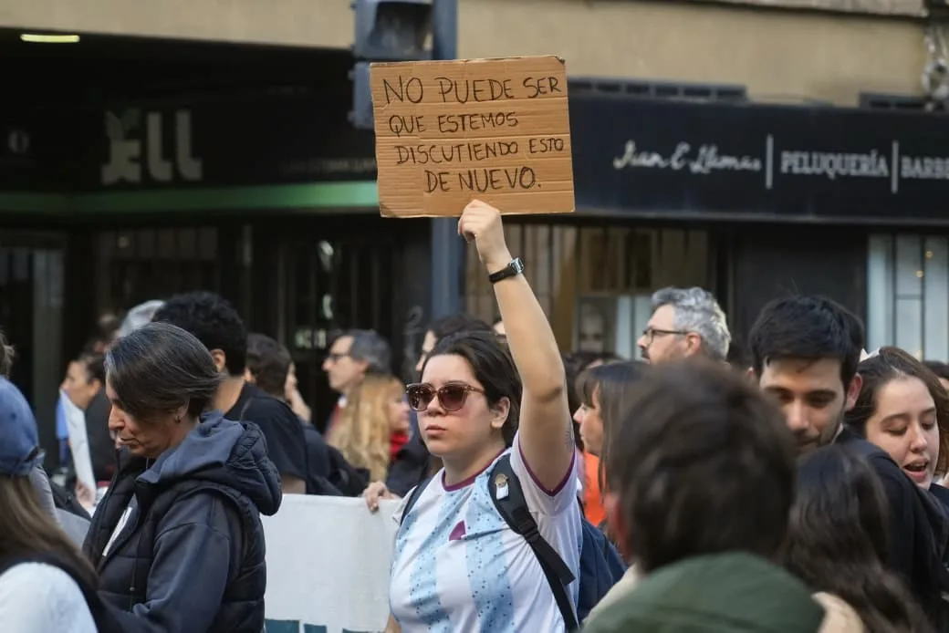 Carteles, mensajes y color de una histórica jornada en Rosario: más de 100 mil personas marcharon en defensa de la Universidad Pública