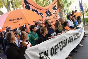 Más de 500 personas marchan en Rosario en defensa de la salud pública