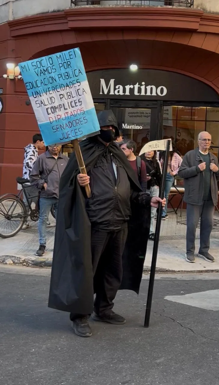 Carteles, mensajes y color de una histórica jornada en Rosario: más de 100 mil personas marcharon en defensa de la Universidad Pública