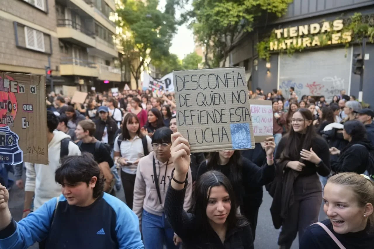 Carteles, mensajes y color de una histórica jornada en Rosario: más de 100 mil personas marcharon en defensa de la Universidad Pública
