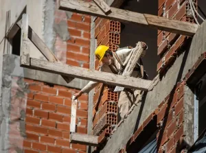 La venta de insumos para la construcción creció casi 5% mensual en abril pero quedó por debajo del 2025
