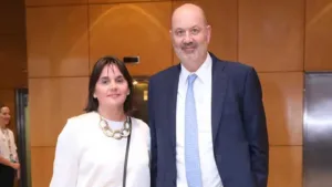 Ministro desregulado: un correo interno complica a Sturzenegger por una adjudicación «direccionada» a su esposa