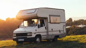 Viajar en motorhome ya no será igual: nuevas reglas para estacionar, dormir y descargar residuos