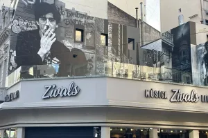 Un mural monumental rinde tributo al icónico músico Charly García en la esquina porteña de Corrientes y Callao