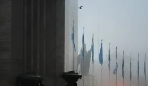 Alerta por niebla en Rosario: domingo gris y máxima de 19 grados