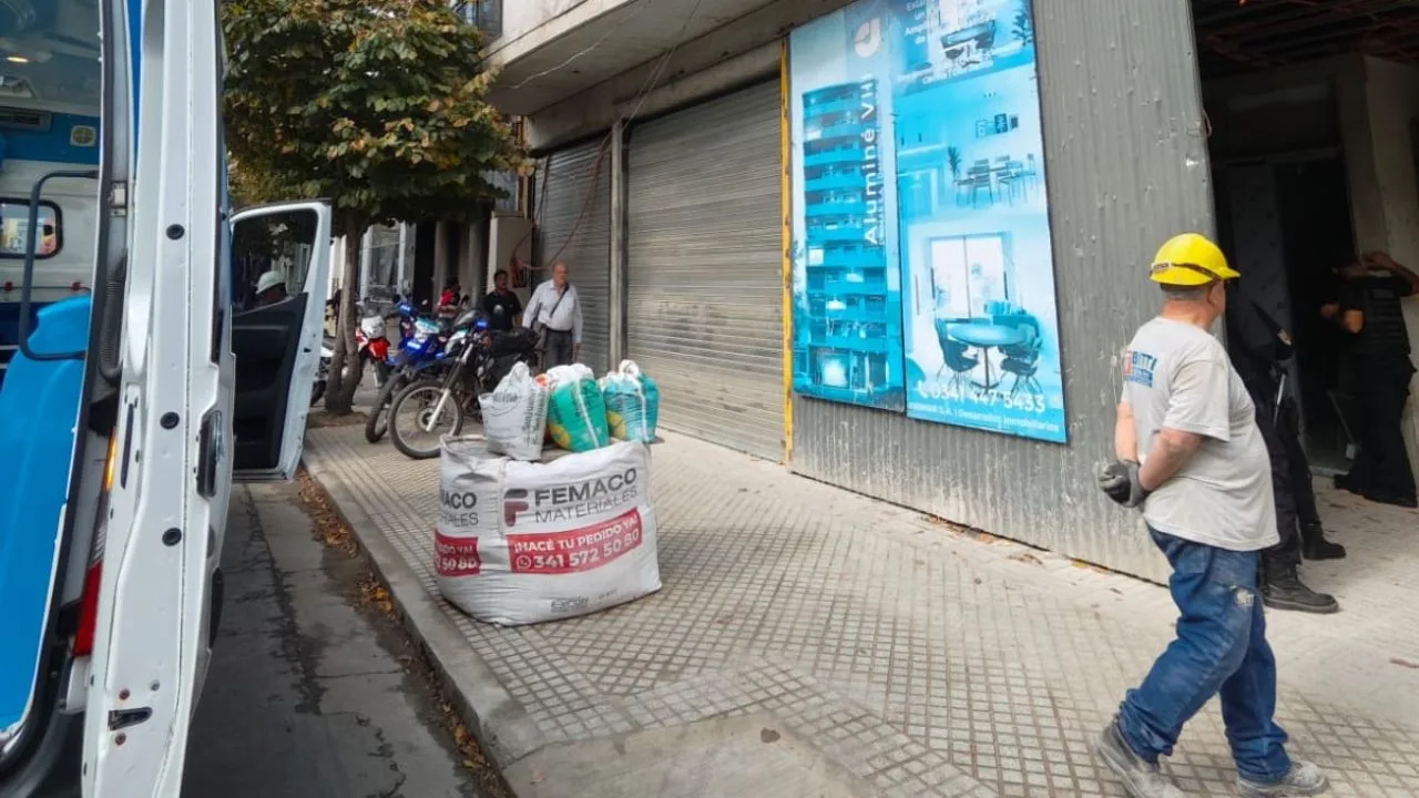 El obrero tuvo que ser rescatado por bomberos y llevado de urgencia al Heca. Foto: Juan José García.