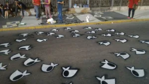 Un artista fue demorado por pintar los pañuelos blancos de las Madres de Plaza de Mayo