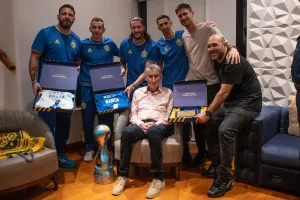 El abrazo de un club a su leyenda: la conmovedora visita de los ídolos de Central al Patón Bauza en Ecuador