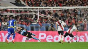 Ledesma se vistió de héroe y le atajó un penal a Gonzalo Montiel para que Central y River sigan 0-0