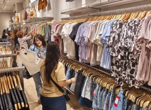 Las ventas minoristas cayeron 3,2% interanual en abril y suman un año en retroceso