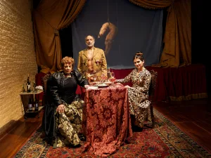 Matías Martínez estrena en Rosario “Socavón”, un espectáculo acerca del genocidio, que mixtura lo teatral con lo audiovisual