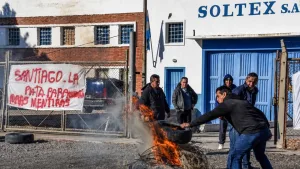 Más de 300 días sin cobrar, cubiertas quemadas y un reclamo desesperado: “Que nos den la fábrica”