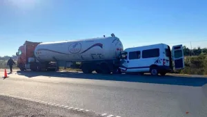 Tragedia en la autopista Rosario-Santa Fe: murió el cantante de un grupo de cumbia tras el choque de una combi contra un camión