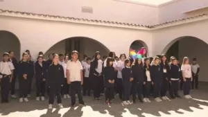 Estudiantes de dos escuelas de San Lorenzo emocionaron a Liam Gallagher, el líder de Oasis