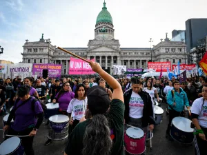 La patria de la cultura, el espectáculo y la comunicación dijo presente en la movilización del “NiUnaMenos”