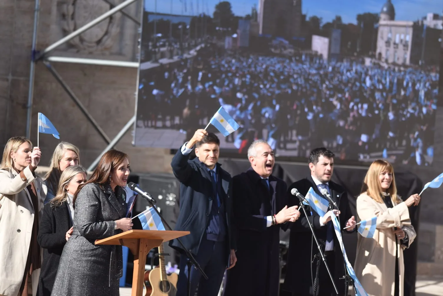 Touch and go: Milei leyó un corto discurso, vinculó a Belgrano con su cruzada libertaria y partió raudo en helicóptero