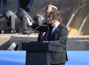 Touch and go: Milei leyó un corto discurso, vinculó a Belgrano con su cruzada libertaria y partió raudo en helicóptero