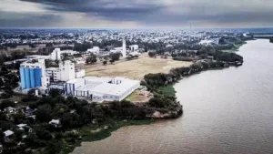 La planta de Atanor sobre la costa del Paraná