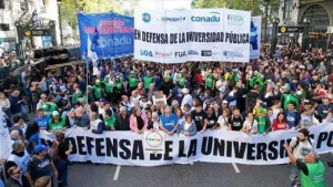 Marcha de docentes y universitarios