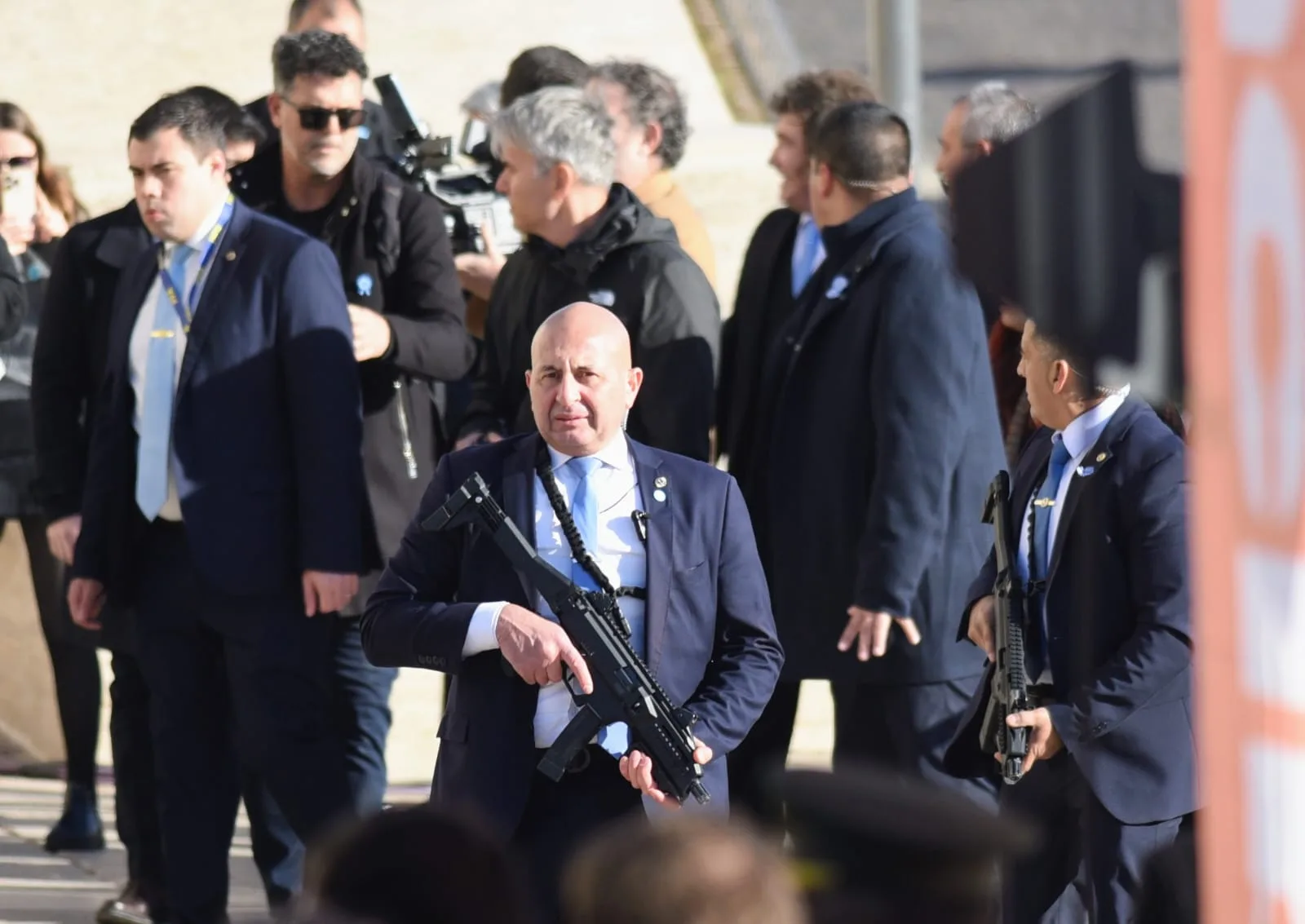 Milei abrazó a Adorni y encabezó el acto del Día de la Bandera, también con Villarruel por su lado, varios ministros, Lemoine y los Menem