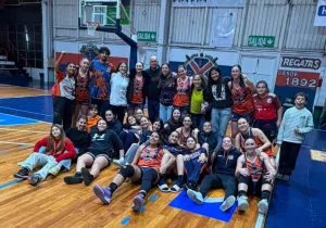 Regatas le ganó a Náutico en San Nicolás y manda en el femenino