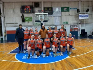 Regatas superó a Paganini Alumni y tiene el mejor récord del femenino
