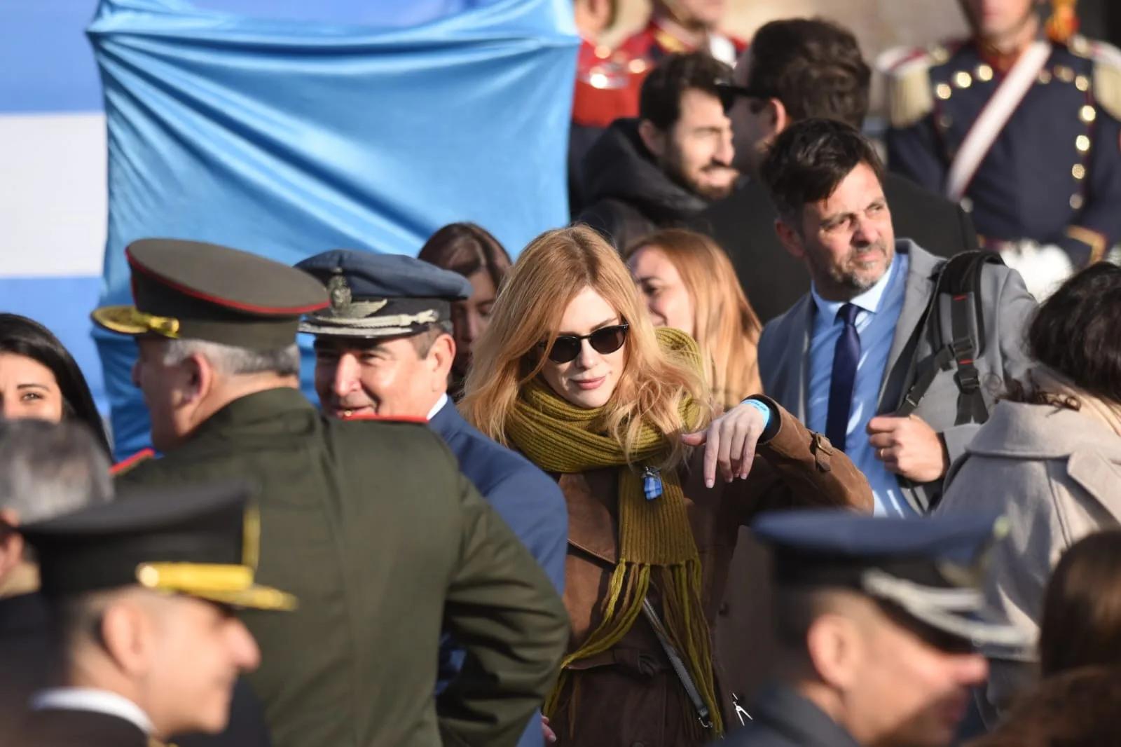 Milei abrazó a Adorni y encabezó el acto del Día de la Bandera, también con Villarruel por su lado, varios ministros, Lemoine y los Menem