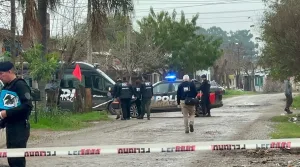 Tensión y disparos: detienen a policía que terminó herido luego de que ingresara a una vivienda