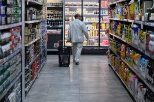El consumo cayó 1,6% en mayo y se contrajo un 3% en cinco meses