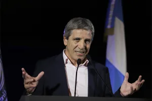 Caputo se pasó de optimista: ahora los dólares "salen de las orejas"