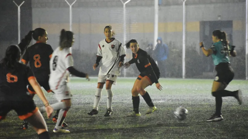 Bajo una lluvia, por momentos torrencial, Adiur venció a Newell's por 1-0 en el cotejo de ida de los octavos de final de la Copa Santa Fe
