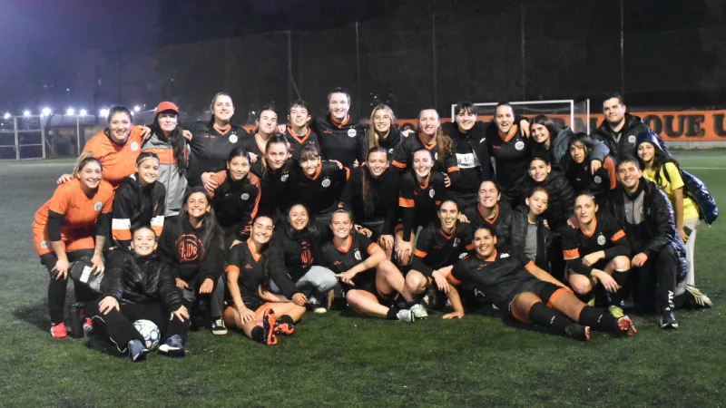 El plantel de Adiur festeja tras la victoria ante Newell's por Copa Santa Fe