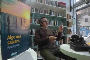 Se presenta "Algo nos  salvará", libro de cuentos del escritor Pablo Bigliardi, en la librería Homo Sapiens