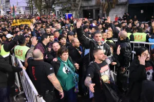 Un millón de personas despide al Indio Solari y la última misa ricotera podría extenderse un día más: el velorio seguirá abierto "hasta que entren todos"