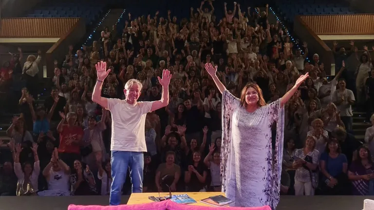 Pablo Alarcón y Claribel Medina se reencuentran en Rosario con una comedia que explora los laberintos del amor