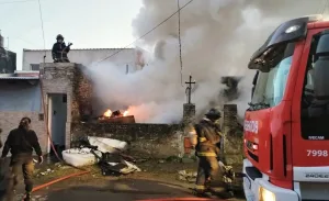 Gran incendio destruyó la casa de un hombre, acumulador compulsivo, en zona oeste